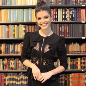 Vitória Strada, protagonista da novela 'Tempo de Amar', não se incomoda com a exposição de sua vida pessoal: 'Já adianto: estou solteira e focada no trabalho'