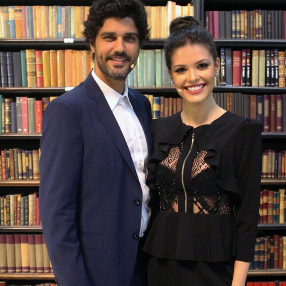 'O que me encanta nesse casal é que eles querem se encontrar, mesmo com as dificuldades', diz Vitória Strada sobre a personagem Maria Vitória e Inácio (Bruno Cabrerizo) na novela 'Tempo de Amar'