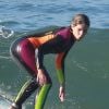Isabella Santoni já retornou às aulas de surfe após passar dias na Tailândia e Bali