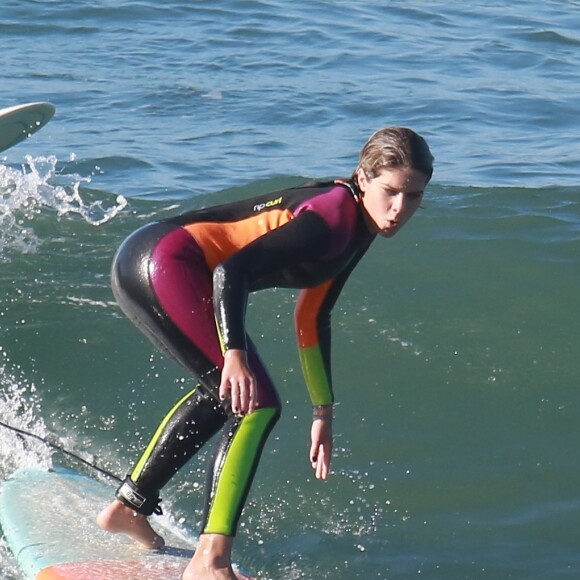 Isabella Santoni já retornou às aulas de surfe após passar dias na Tailândia e Bali