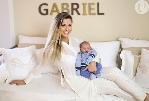 Andressa Suita compartilhou uma foto amamentando o herdeiro, Gabriel