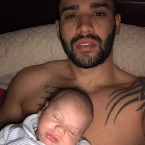 Gusttavo Lima adora compartilhar fotos com o herdero nas redes sociais