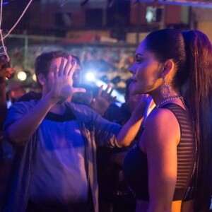 Bibi (Juliana Paes) faz barraco com uma 'novinha' durante o baile por ciúmes de Rubinho (Emílio Dantas), na novela 'A Força do Querer'