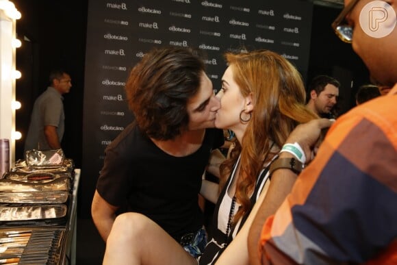 Sophia Abrahão recebe beijo de Fiuk antes de desfilar