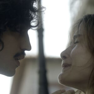 Gustavo (Gabriel Leone) tenta convencer Rimena (Maria Casadevall) a ficar no Brasil em 'Os Dias Eram Assim'