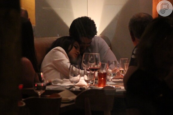 Mariana e Patrick jantam com amigos em restaurante na Zona Sul do Rio de Janeiro