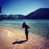 Mariana Rios  posa para foto na ilha paradisíaca