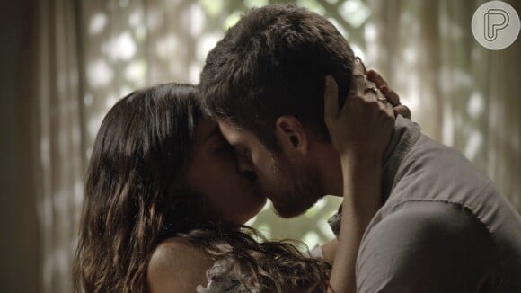 Ritinha (Isis Valverde) beija Zeca (Marco Pigossi), na novela 'A Força do Querer"
