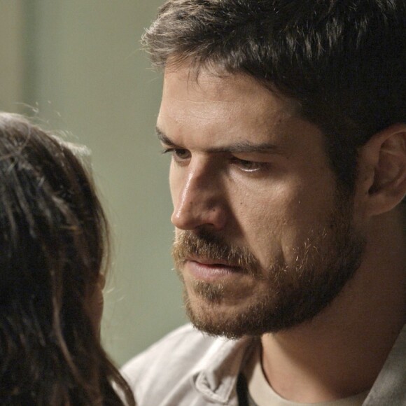 Zeca (Marco Pigossi) pede que Ritinha (Isis Valverde) vá falar com Jeiza (Paolla Oliveira) para esclarecer o que houve e ela ameaça contar sobre o beijo, na novela 'A Força do Querer'