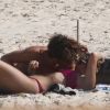Isabella Santoni, de topless, ganha carinho de João Vithor Oliveira na praia nesta quarta-feira, dia 02 de agosto de 2017