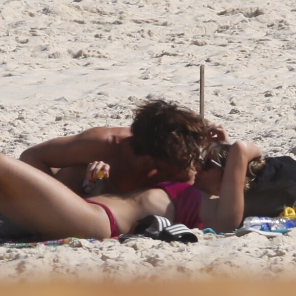 Isabella Santoni, de topless, ganha carinho de João Vithor Oliveira na praia nesta quarta-feira, dia 02 de agosto de 2017