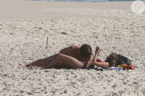 João Vithor Oliveira e Isabella Santoni ficam próximos na praia da Reserva