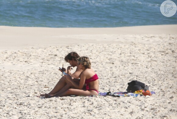 Isabella Santoni e João Vithor Oliveira foram clicados juntos na praia da Reserva