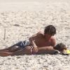 Isabella Santoni, de topless, ganha carinho de João Vithor Oliveira na praia