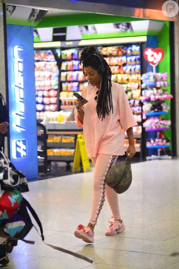 Ludmilla se jogou em um look monocromático na cor rosa millenial, tendência do momento, para desembarcar no aeroporto Santos Dumont, no Rio de Janeiro, em 1° de agosto de 2017