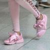Os tênis de laço rosa usados por Ludmilla chamaram atenção no look monocromático da cantora