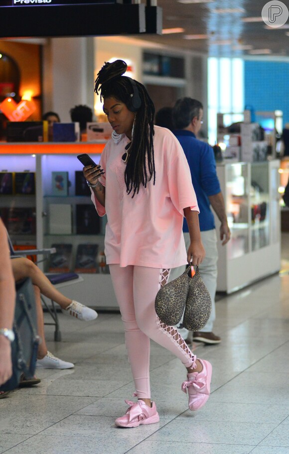 Os tênis de laço rosa usados por Ludmilla chamaram atenção no look monocromático da cantora