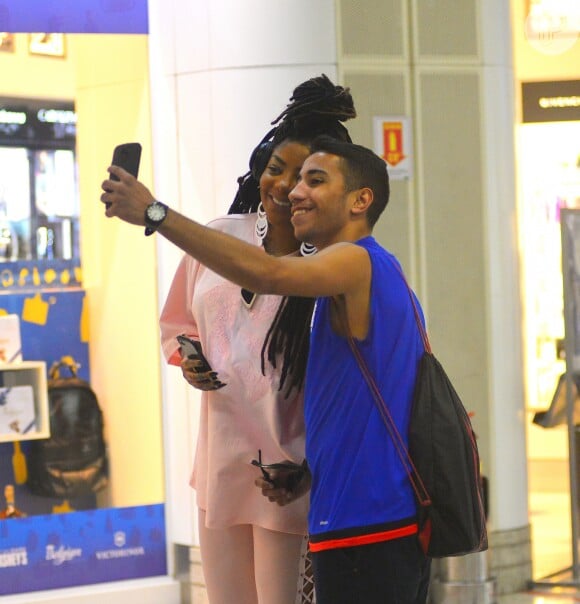 No Aeroporto Santos Dumont, Ludmilla foi tietada por um fã, com quem tirou uma selfie