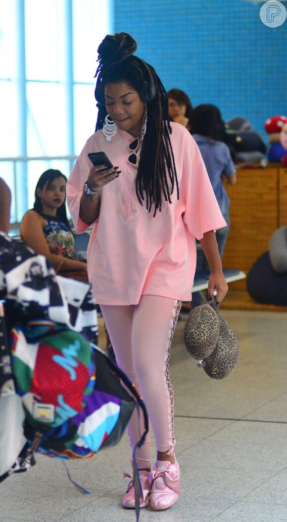 Ludmilla apostou em um look monocromático rosa para desembarcar no aeroporto Santos Dumont, no Rio de Janeiro, em 1° de agosto de 2017