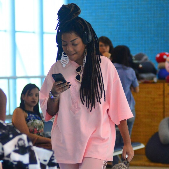 Ludmilla apostou em um look monocromático rosa para desembarcar no aeroporto Santos Dumont, no Rio de Janeiro, em 1° de agosto de 2017