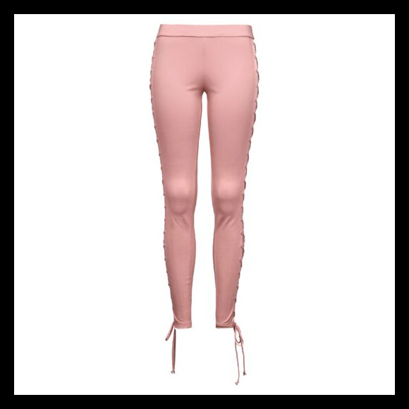 Para viajar de avião, Ludmilla escolheu uma calça legging com amarrações laterais, da Puma, que custa R$ 899,90