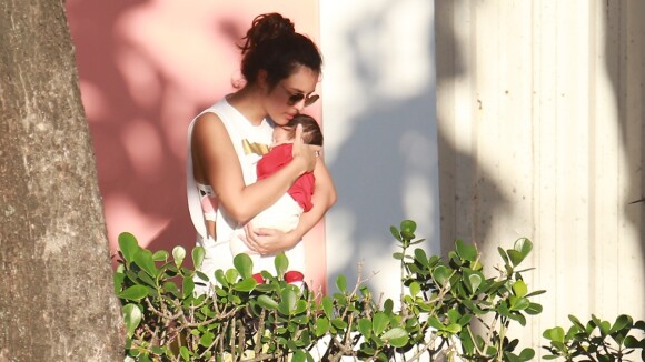 Yanna Lavigne leva filha, Madalena, para tomar vacina: 'Coração apertado'