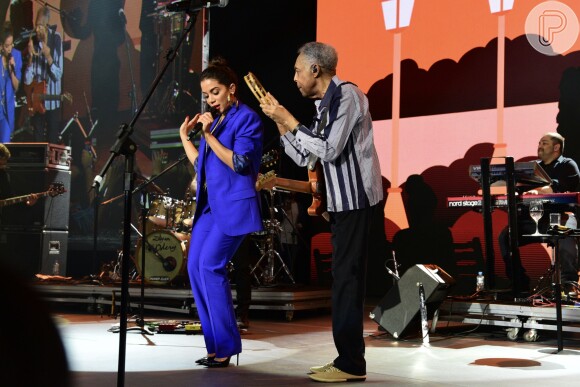 Anitta apostou em look mais fechado para cantar com Gilberto Gil