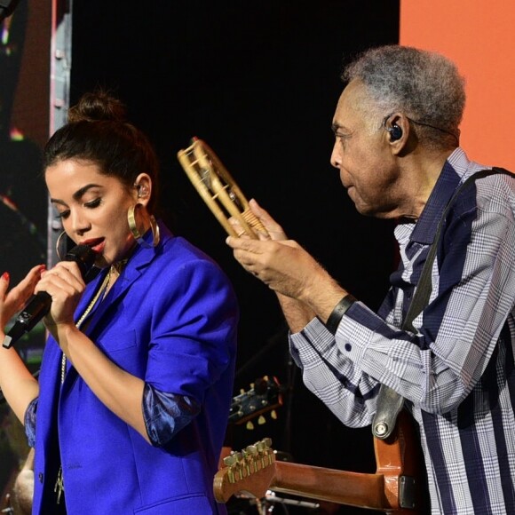 Anitta apostou em look mais fechado para cantar com Gilberto Gil