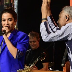 Anitta apostou em um figurino mais fechado ao cantar com Gilberto Gil