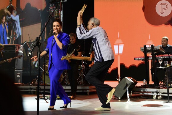 Anitta apostou em um figurino mais fechado ao cantar com Gilberto Gil