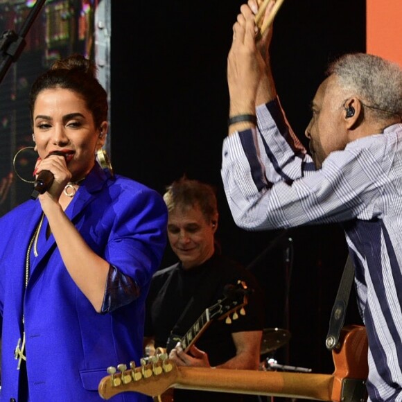 Anitta apostou em um figurino mais fechado ao cantar com Gilberto Gil