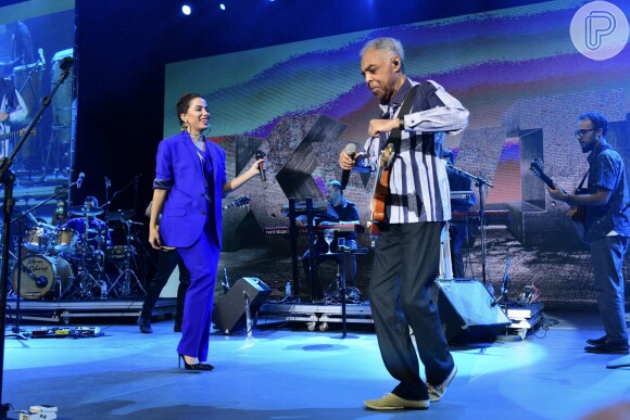 Anitta e Gilberto Gil cantaram em show durante lançamento de carro da Renault, em São Paulo, na noite desta quarta-feira, 2 de agosto de 2017