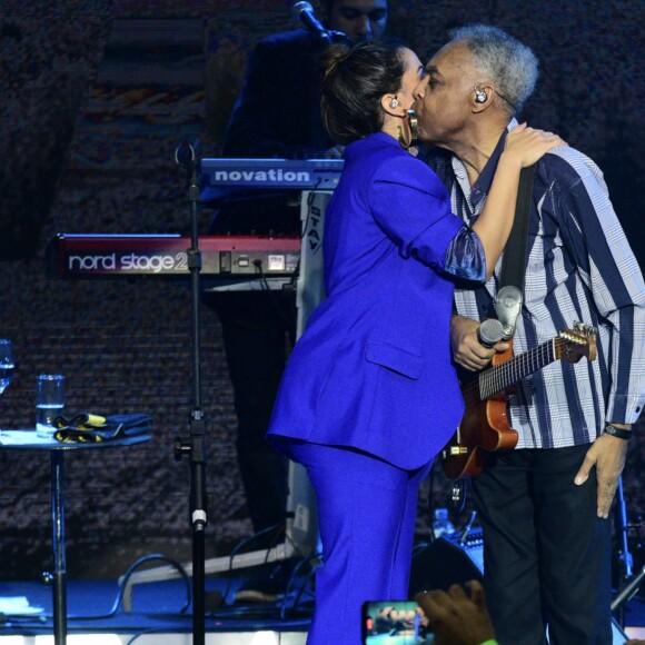 Anitta e Gilberto Gil mostraram sintonia ao dividirem o palco durante lançamento de carro da Renault, em São Paulo