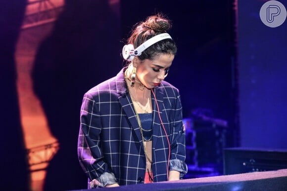 Anitta usou look despojado ao atacar de DJ em evento de montadora
