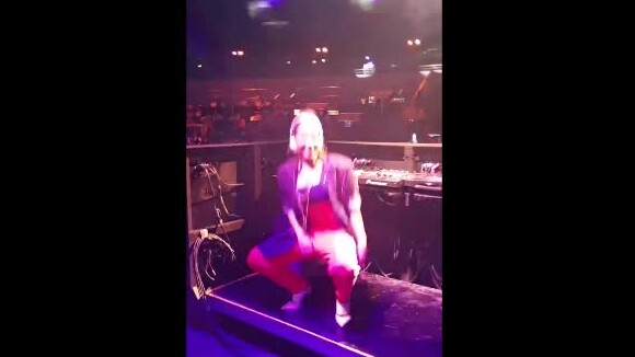 Anitta cantou com Gilberto Gil rebolou ao atacar de DJ em evento na noite desta quarta-feira, 2 de agosto de 2017