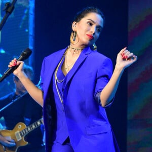 Anitta investiu em um terninho azul royal para se apresentar com Gilberto Gil em evento