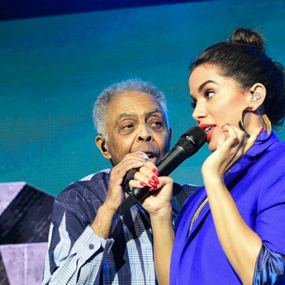 Anitta fez dueto com Gilberto Gil durante lançamento do carro Renault Kwid, no Allianz Arena, em São Paulo, na noite desta quarta-feira, 02 de agosto de 2017