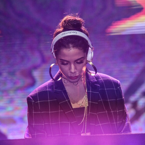 Anitta atacou de DJ em evento e agitou famosos convidados