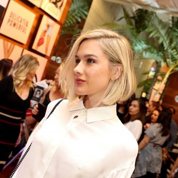 Fiorella Mattheis caprichou no visual para o evento de moda da Dumond, na loja da Oscar Freire, em São Paulo, na noite desta quarta-feira, 2 de agosto de 2017