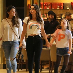 Filha caçula de Flavia Alessandra, Olívia Costa, diverte o pai, Otaviano Costa e a irmã, Giulia Costa, durante passeio e jantar com família, no shopping Village Mall, na Barra da Tijuca, Zona Oeste do Rio de Janeiro, na noite desta quarta-feira, 02 de agosto de 2017