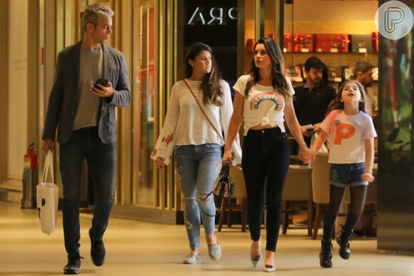 Filha caçula de Flavia Alessandra, Olívia Costa, diverte o pai, Otaviano Costa e a irmã, Giulia Costa, durante passeio e jantar com família, no shopping Village Mall, na Barra da Tijuca, Zona Oeste do Rio de Janeiro, na noite desta quarta-feira, 02 de agosto de 2017
