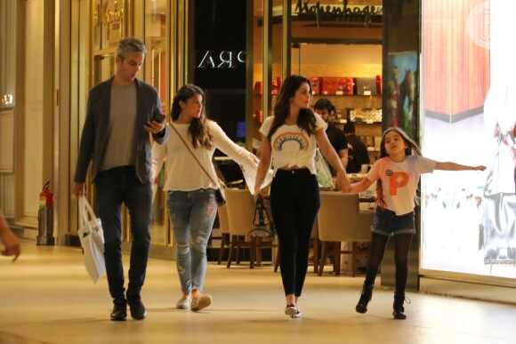Filha caçula de Flavia Alessandra, Olívia Costa, diverte o pai, Otaviano Costa e a irmã, Giulia Costa, durante passeio e jantar com família, no shopping Village Mall, na Barra da Tijuca, Zona Oeste do Rio de Janeiro, na noite desta quarta-feira, 02 de agosto de 2017