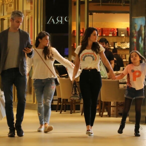 Filha caçula de Flavia Alessandra, Olívia Costa, diverte o pai, Otaviano Costa e a irmã, Giulia Costa, durante passeio e jantar com família, no shopping Village Mall, na Barra da Tijuca, Zona Oeste do Rio de Janeiro, na noite desta quarta-feira, 02 de agosto de 2017