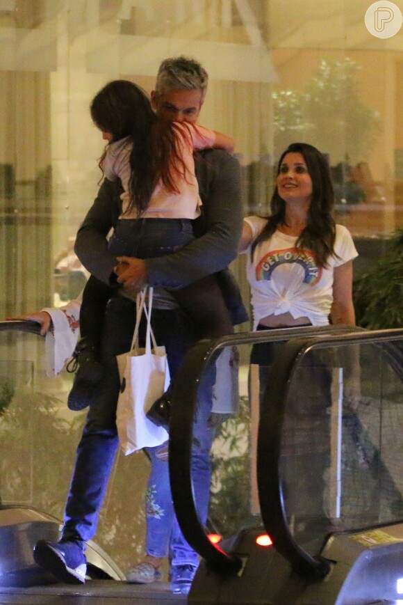 Filha caçula de Flavia Alessandra, Olívia Costa, diverte o pai, Otaviano Costa e a irmã, Giulia Costa, durante passeio e jantar com família, no shopping Village Mall, na Barra da Tijuca, Zona Oeste do Rio de Janeiro, na noite desta quarta-feira, 02 de agosto de 2017