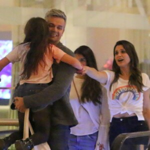 Filha caçula de Flavia Alessandra, Olívia Costa, diverte o pai, Otaviano Costa e a irmã, Giulia Costa, durante passeio e jantar com família, no shopping Village Mall, na Barra da Tijuca, Zona Oeste do Rio de Janeiro, na noite desta quarta-feira, 02 de agosto de 2017