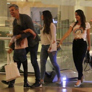 Filha caçula de Flavia Alessandra, Olívia Costa, diverte o pai, Otaviano Costa e a irmã, Giulia Costa, durante passeio e jantar com família, no shopping Village Mall, na Barra da Tijuca, Zona Oeste do Rio de Janeiro, na noite desta quarta-feira, 02 de agosto de 2017