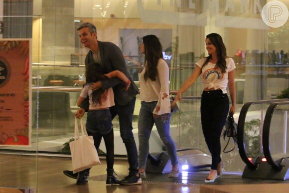 Filha caçula de Flavia Alessandra, Olívia Costa, diverte o pai, Otaviano Costa e a irmã, Giulia Costa, durante passeio e jantar com família, no shopping Village Mall, na Barra da Tijuca, Zona Oeste do Rio de Janeiro, na noite desta quarta-feira, 02 de agosto de 2017