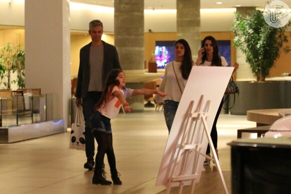 Filha caçula de Flavia Alessandra, Olívia Costa, diverte o pai, Otaviano Costa e a irmã, Giulia Costa, durante passeio e jantar com família, no shopping Village Mall, na Barra da Tijuca, Zona Oeste do Rio de Janeiro, na noite desta quarta-feira, 02 de agosto de 2017