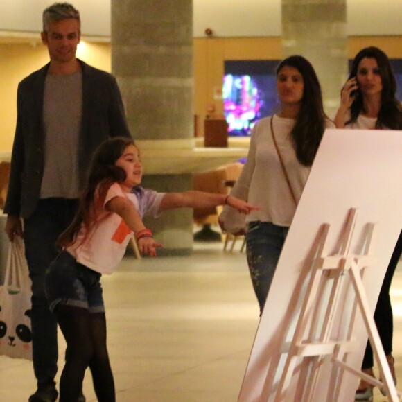 Filha caçula de Flavia Alessandra, Olívia Costa, diverte o pai, Otaviano Costa e a irmã, Giulia Costa, durante passeio e jantar com família, no shopping Village Mall, na Barra da Tijuca, Zona Oeste do Rio de Janeiro, na noite desta quarta-feira, 02 de agosto de 2017