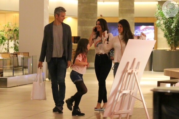 Filha caçula de Flavia Alessandra, Olívia Costa, diverte o pai, Otaviano Costa e a irmã, Giulia Costa, durante passeio e jantar com família, no shopping Village Mall, na Barra da Tijuca, Zona Oeste do Rio de Janeiro, na noite desta quarta-feira, 02 de agosto de 2017